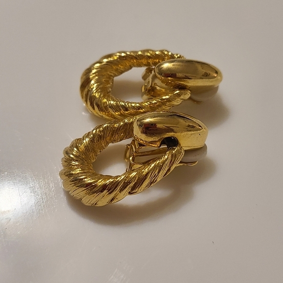 Vintage Gold Tone Clip on Earrings - Picture 5 of 11